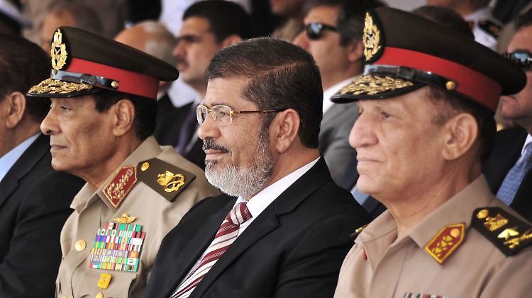 Hussein Tantawi, Mohammed Mursi und Sami Anan (v.l.).