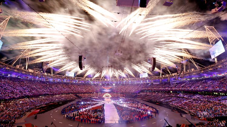 Hell erleuchtet vom Feuerwerk: Das Olympiastadion.