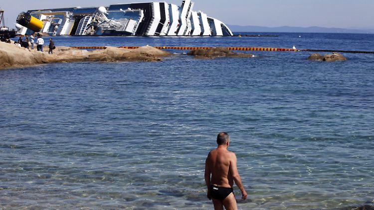 Das Wrack der Costa Concordia wird zum Touristenspektakel.