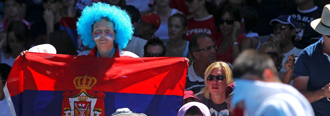 Ebenfalls verzückt: Serbische Tennisfans erfreuen sich am Spiel von Novak Djokovic.