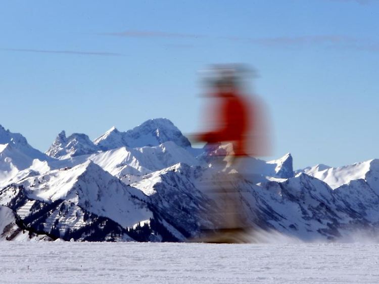 Wer zur Karnevalszeit Ski fahren will, kommt in deutschen Wintersportgebieten am günstigsten weg.