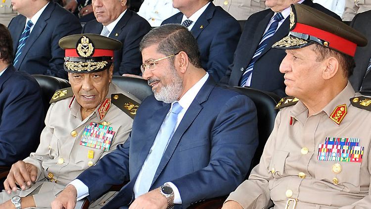 Der Zivilist lässt sich nicht beiseite schieben: Mohammed Mursi mit Mohammed Hussein Tantawi (l.) und Sami Anan.