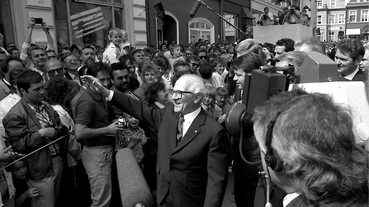 Erich Honecker, hier 1989 in Greifswald, hat keinen dieser Briefe je gelesen.