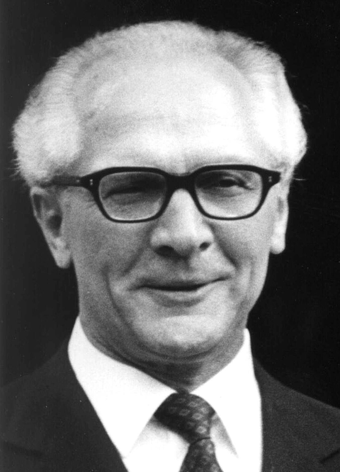 18 Jahre lang bestimmt der Saarländer Erich Honecker die Geschicke der DDR. Der Sohn eines Bergarbeiters tritt bereits mit zehn Jahren der Kommunistischen Kindergruppe bei. Die Mitgliedschaften im Kommunistischen Jugendverband (KJVD) und in der Kommunistischen Partei Deutschlands (KPD) schließt sich daran an.