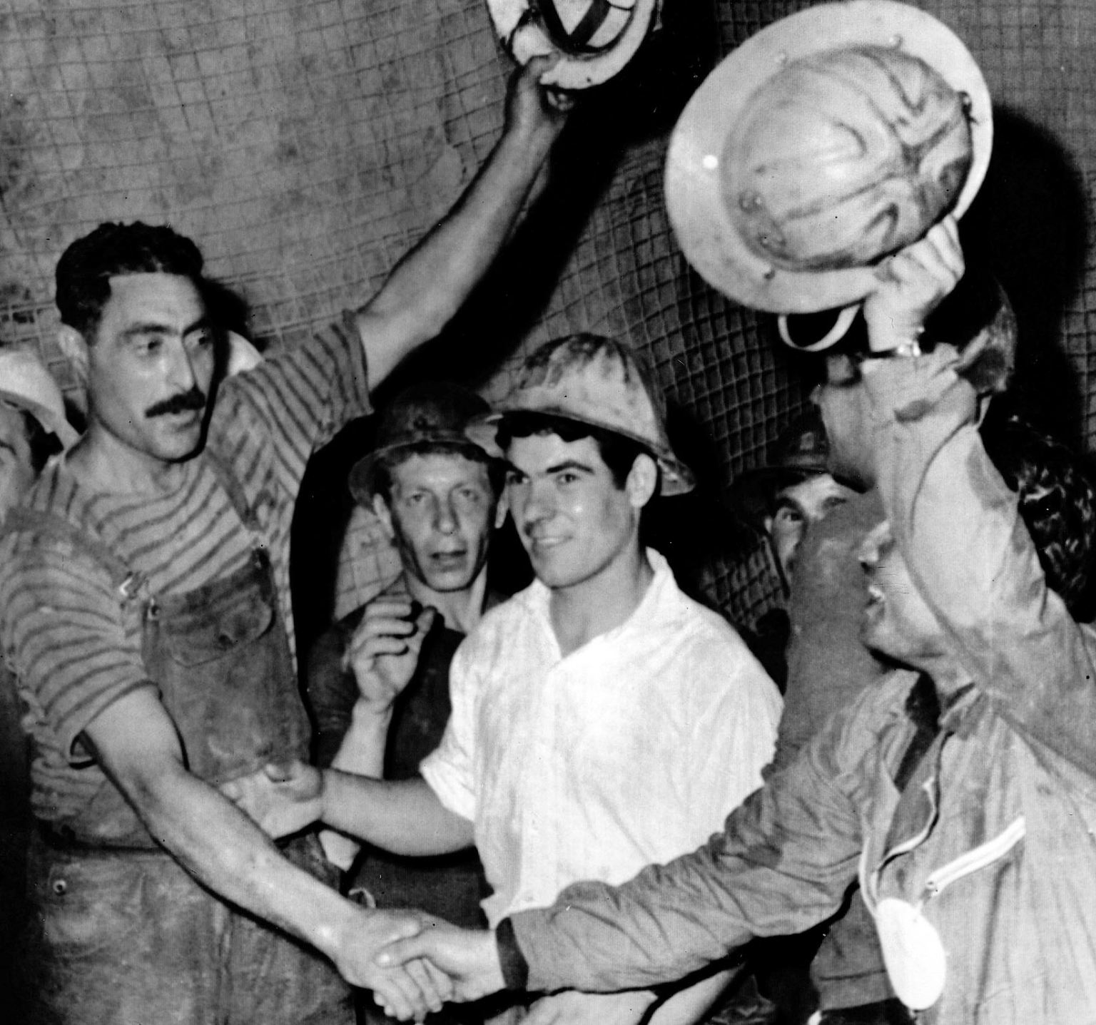 Vor 50 Jahren wurden für die Verbindungsröhre des Mont-Blanc-Tunnel die letzten Meter Fels weggesprengt. Rund 3000 Meter unter den mächtigsten Bergspitzen Europas trafen Arbeiter aus Italien und Frankreich aufeinander und feierten den Durchbruch für den damals längsten Straßentunnel der Welt.