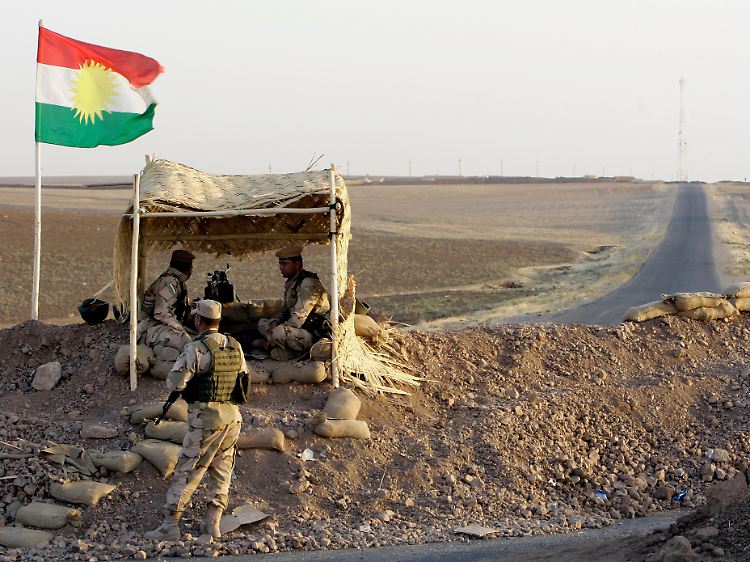 Ein Land droht zu zerfallen: Im Norden des Irak stehen sich kurdische Truppen der irakischen Nationalarmee an eilig errichteten Kontrollposten gegenüber.