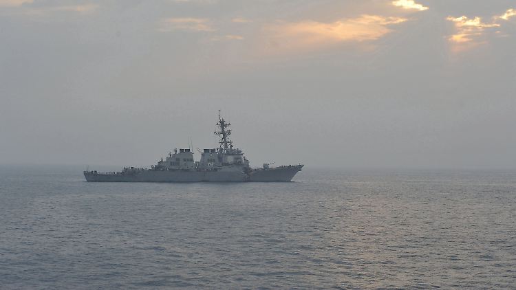 Kein leichtes Ziel: Die USS Porter nach dem nächtlichen Crash mit klaffender Schramme an der Steuerbordseite.