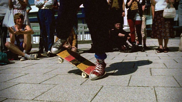 Auf dem Alexanderplatz waren die exotischen Rollbrettfahrer die Stars.