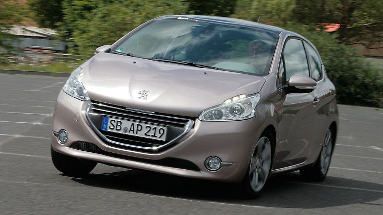 Das Haifischmaul ist passé, der Peugeot 208 grinst den Betrachter freundlich an.