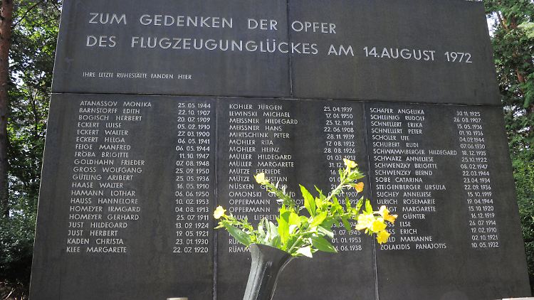 Grabstein mit den Namen der Opfer der Flugzeugkatastrophe auf dem Waldfriedhof in Wildau-Hoherlehme.