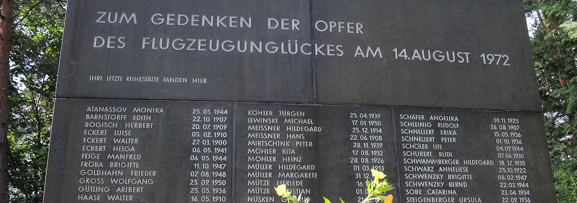 Grabstein mit den Namen der Opfer der Flugzeugkatastrophe auf dem Waldfriedhof in Wildau-Hoherlehme.