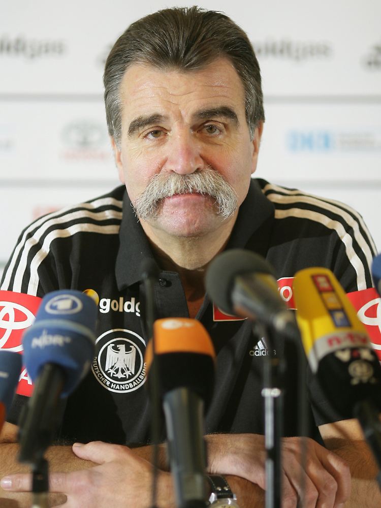 Unzufrieden sieht anders aus: Bundestrainer Heiner Brand ist zufrieden mit der Leistung seines Teams.