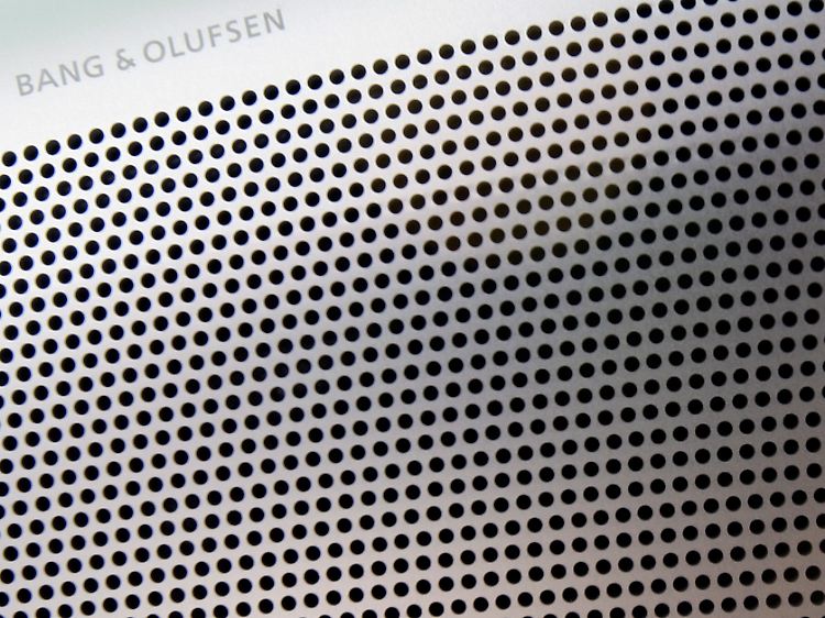 So nah kommt der Kunde seinen Lautsprechern selten: Hier die Abdeckung eines Speakers, den die Dänen für Aston Martin entworfen haben.