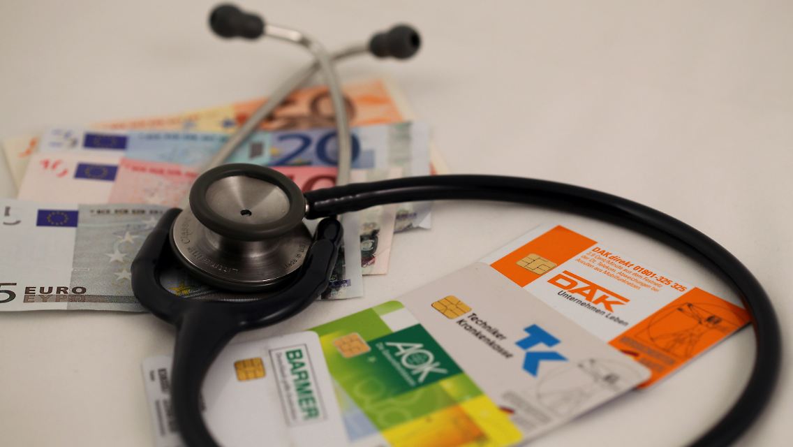 Mit der Erhebung eines Zusatzbeitrags kann die Abwärtsspirale für die Krankenkasse beginnen.