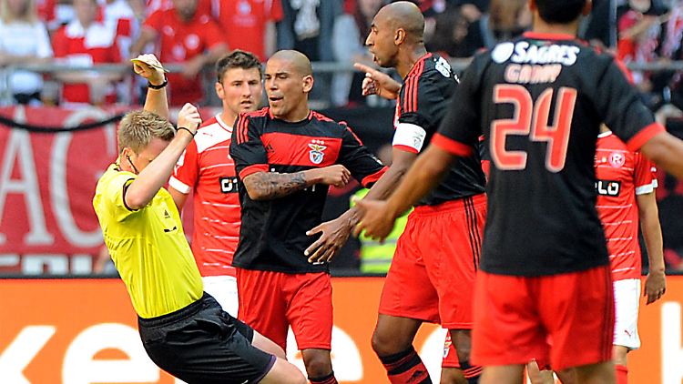 Referee Christian Fischer wurde von Luisao zu Boden gerammt.
