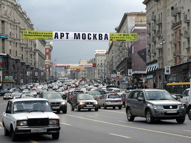 In Moskau über die Straße zu kommen, ist oft nicht einfach. Am besten: Rennen! Oder eine Unterführung wählen.