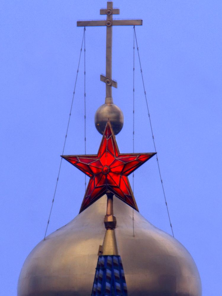 In Moskau trifft man auf eine wechselvolle Geschichte (Stern auf dem Kreml vor der Turmspitze der Michailo-Archangelsker Kathedrale).