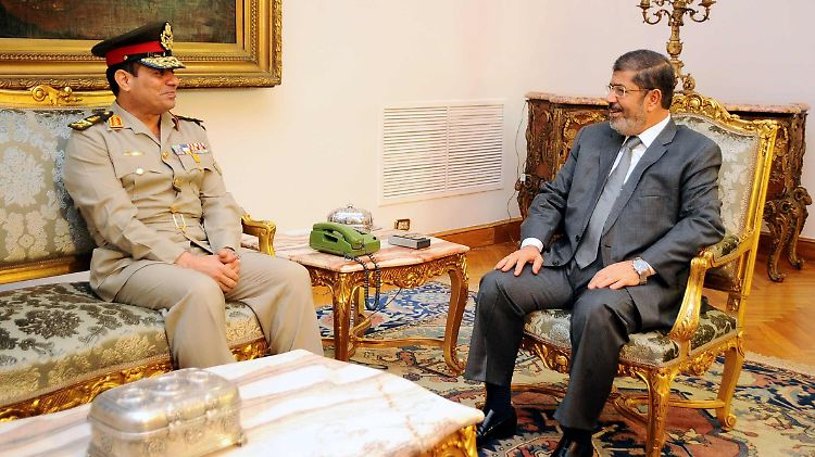 Präsident Mursi trifft sich mit dem neuen Verteidigungsminister Abdel Fattah al-Sissi.