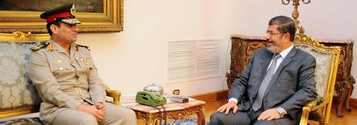 Präsident Mursi trifft sich mit dem neuen Verteidigungsminister Abdel Fattah al-Sissi.