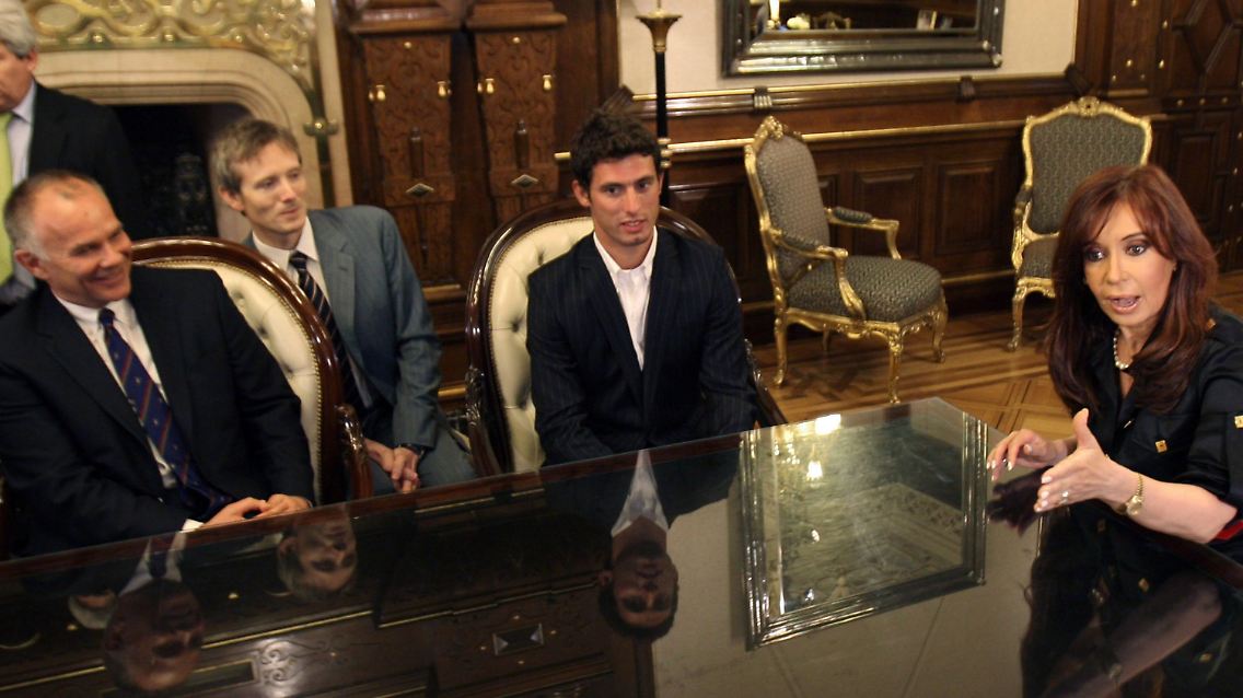 Argentiniens Präsidentin Cristina Fernandez de Kircher bei einem Treffen mit Jose Maria Lopez und USF1-Sportdirektor (R) Peter Windsor.