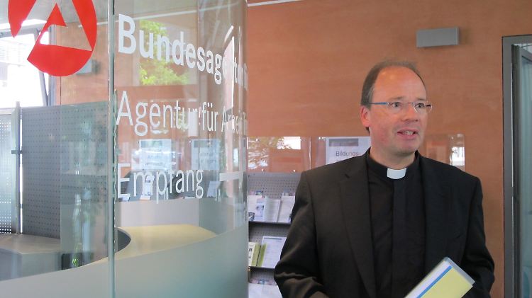 Bischof Ackermann betritt in Trier die Agentur für Arbeit.