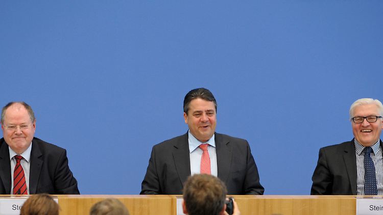Steinbrück, Gabriel und Steinmeier (v.l.): Gabriel hat das Vorschlagsrecht, wer im kommenden Jahr gegen Kanzlerin Merkel antreten soll.