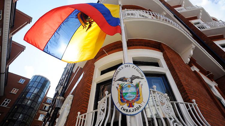 Am 19. Juni flüchtete Assange in die Botschaft von Ecuador, um seiner Auslieferung zu entgehen.