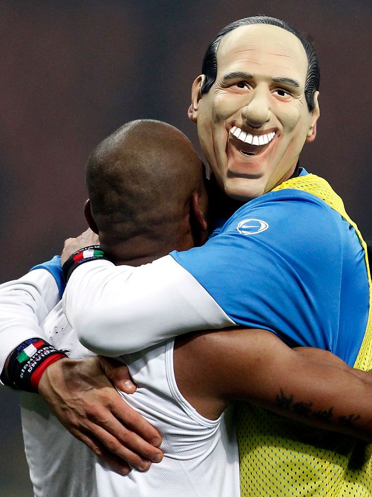 Silvio Berlusconi freut sich mit Inters Maicon über den Derbysieg.