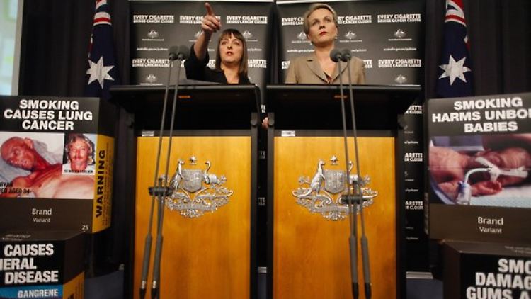 Australiens Generalstaatsanwältin Nicola Rixon (l.) und Gesundheitsministerin Tanya Plibersek während einer Pressekonferenz.