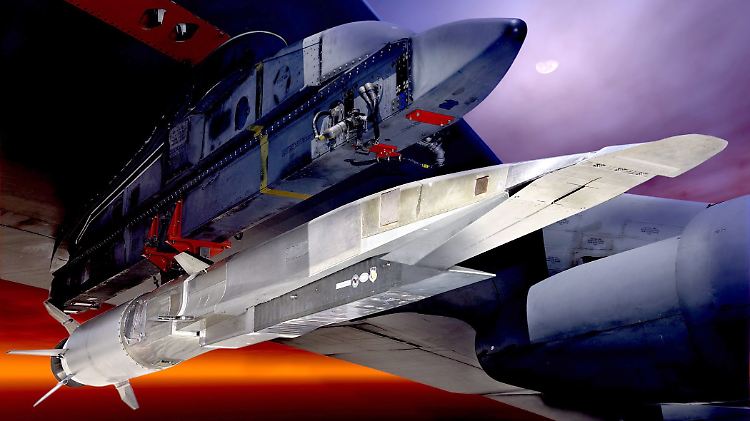 Bei niedrigen Geschwindigkeiten funktioniert der Scramjet-Antrieb nicht. Der Waverider (hier ein Bild von 2009) bekommt deshalb einen B-52-Bomber als Starthilfe.