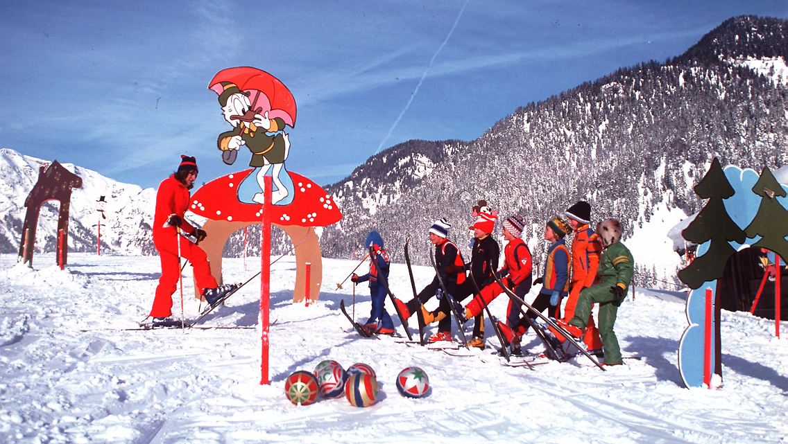 In einem Skikurs in Tirol erlernen Kinder auf spielerische Art, mit ihren "Brettern" korrekt umzugehen.
