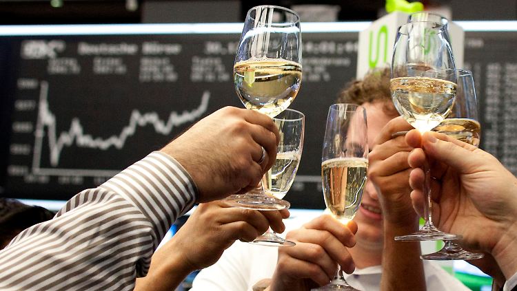 Hoch die Gläser! Die 30 Unternehmen des deutschen Leitindex Dax haben im abgelaufenen Quartal operativ alle Geld verdient.