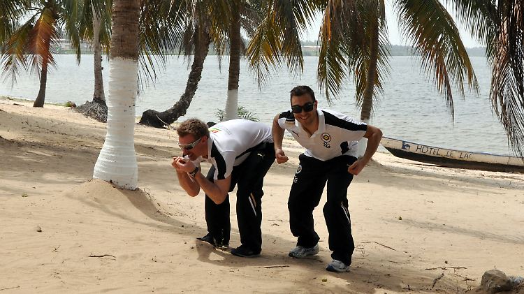 Ennio Herrgen (l.) und Steve Ryan Grundmann am Strand des Lac Togo.
