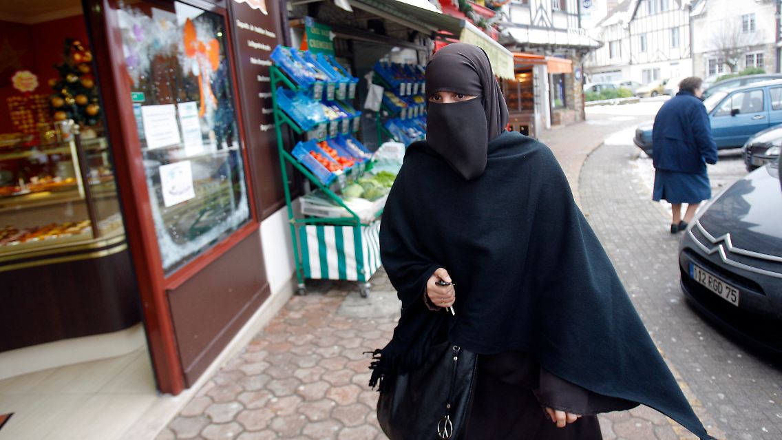 Verschleierte Frau in Frankreich: Eine Mehrheit würde das Tragen sogar auf der Straße verbieten.