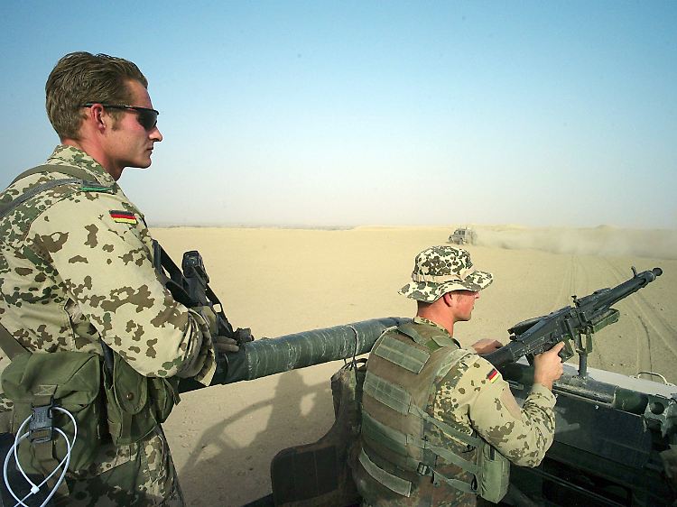 Soldaten einer Fallschirmjäger-Patrouille sichern das Bundeswehr-Feldlager in Kundus.