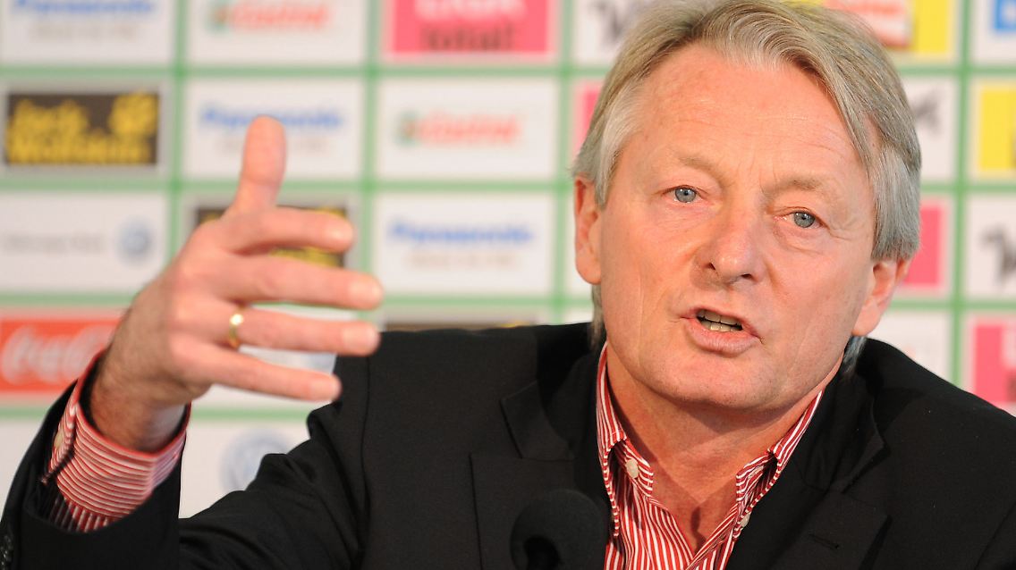 Lorenz-Günther Köstner übernimmt am Saisonende wieder die Regionalliga-Mannschaft des VfL.