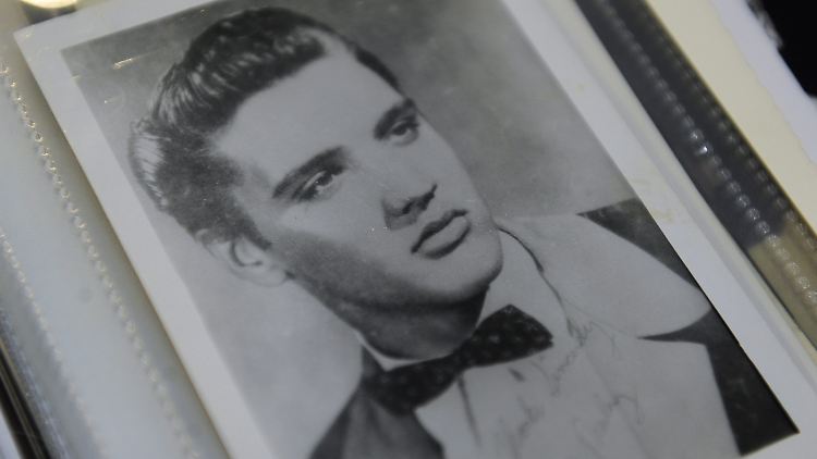 Elvis starb am 16. August 1977 vereinsamt und von Drogen abhängig im Alter von nur 42 Jahren.