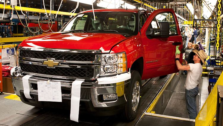 Montage des Chevrolet Silverado HD Pickup im Werk in Flint/Michigan.