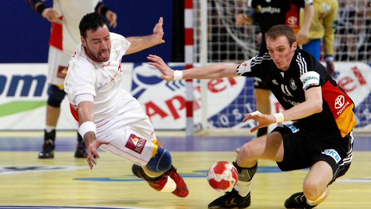 Holger Glandorf kämpft mit dem Spanier Romero um den Ball.