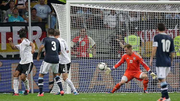 Unglückliches Eigentor: Sami Khedira trifft für Argentinien.