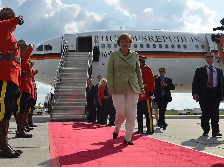 Gut sieben Stunden später: Angela Merkel erreicht Ottawa. In Deutschland herrscht bereits tiefe Nacht.
