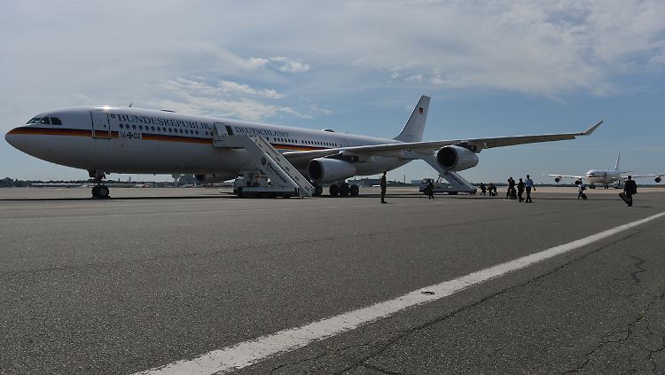 Der Sonne hinterher: Die "Theodor Heuss" - eine Airbus A340 - vor dem Abflug in Tegel.