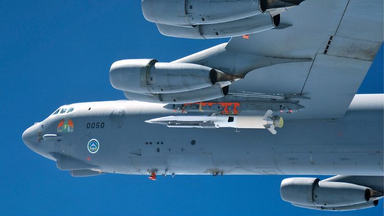 Unter dem linken Flügel eines B-52 "Stratobomber": 