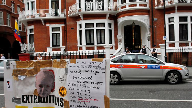 Vor der Botschaft in London.