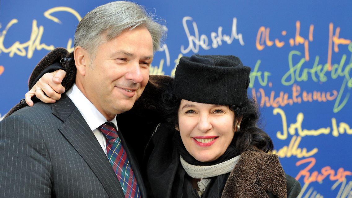 Der Regierende Bürgermeister von Berlin Klaus Wowereit und Ulla Unseld-Berkewicz, Chefin des Suhrkamp-Verlages, bei der Eröffnungsfeier.