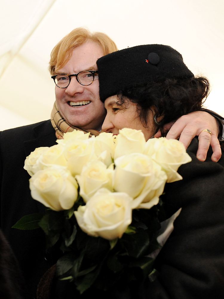 Blumen für die Neu-Berlinerin: Der Berliner Kulturstaatssekretär Andre Schmitz mit Ulla Unseld-Berkewicz.
