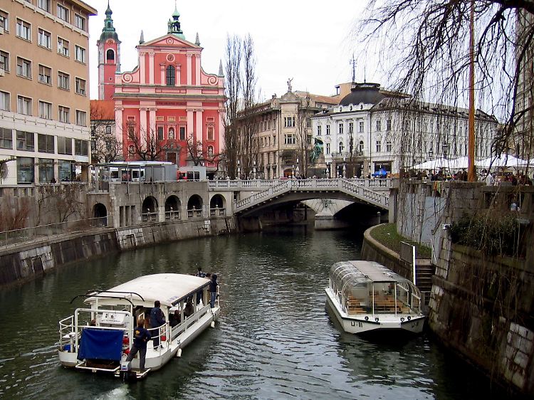 Blick über den Fluss Ljubliancia auf die Franziskanerkirche in Ljubljana.