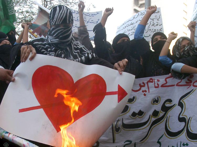 So radikal wie diese Anhänger einer Islam-Partei in Pakistan, die den Valentinstag als unislamisch kritisieren, muss man nicht gleich sein.