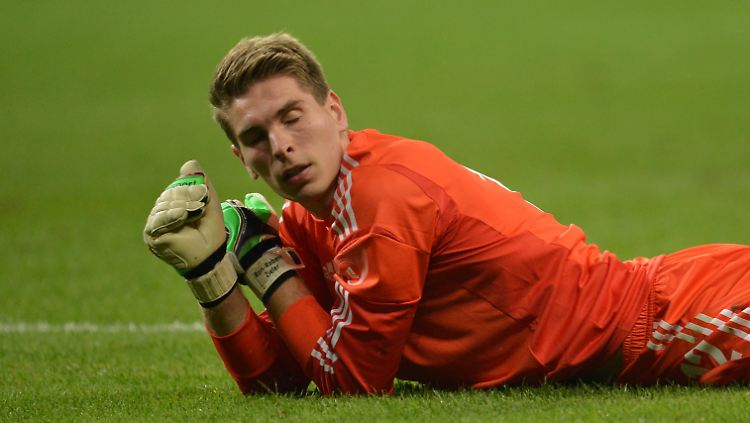 Nach dem Foul, vor dem Rot: Ron-Robert Zieler ahnte, was kommt, als er nach seiner Notbremse gegen den Argentinier Sosa auf dem Frankfurter Rasen verweilte.