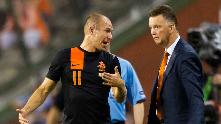 Schlips- und Gesichtsfarbe näherten sich bei Louis van Gaal im Fortgang des Spiels immer mehr an.
